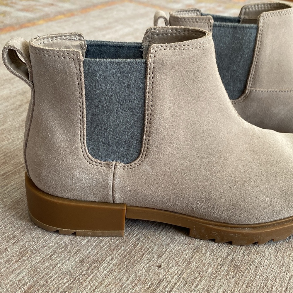 Size 9 Sorel Emilie Chelsea waterproof suede ankle boots